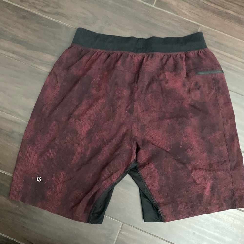 Men’s Lululemon 7 inch inseam Red and Black Athletic Shorts. No liner